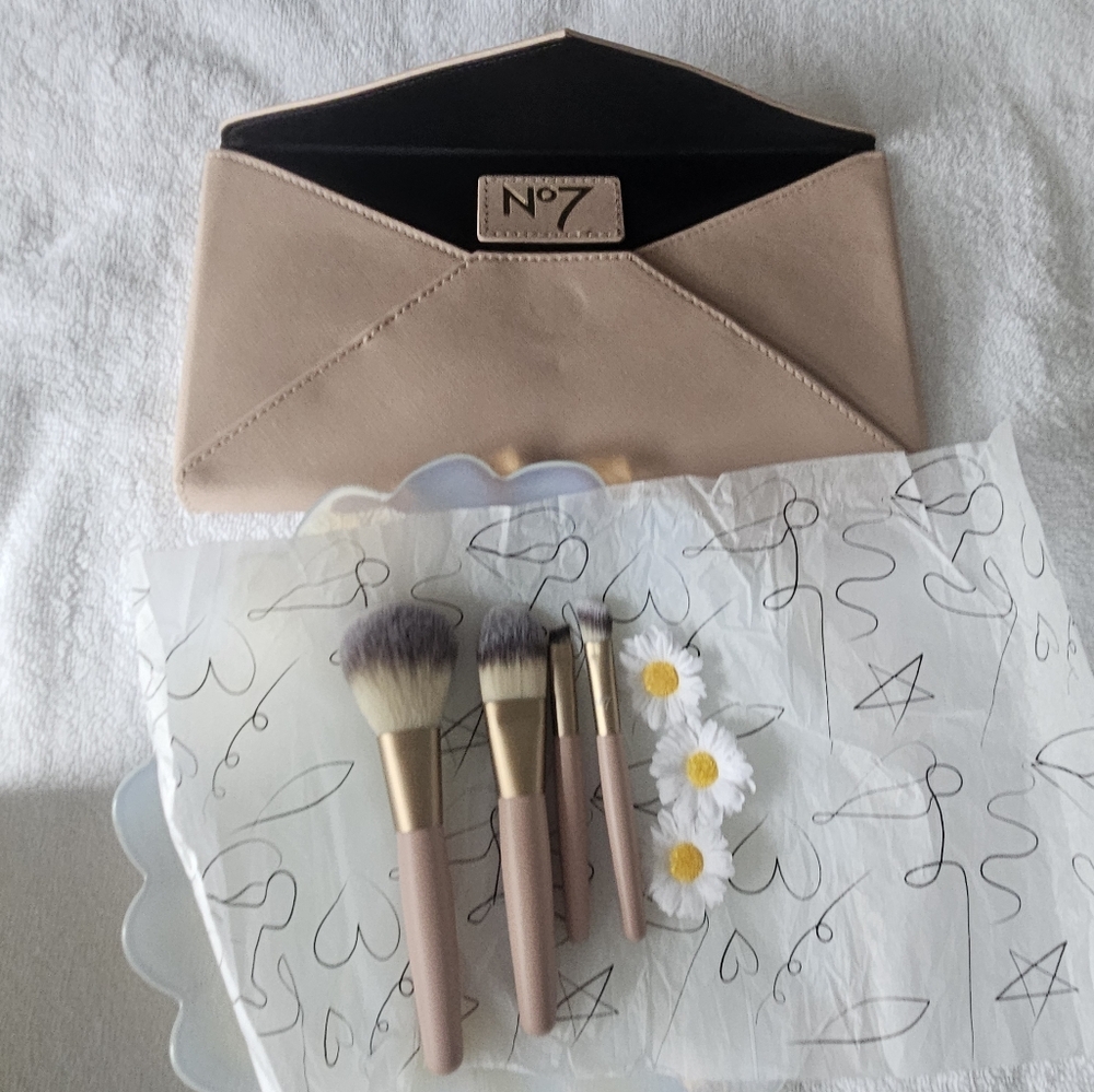 No7 Makeup brushes with elegant blush pink envelope carrying case.